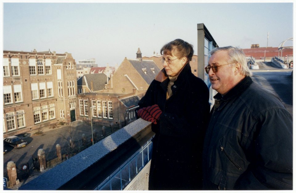 Coen en Marleen Rombach op het dak van de parkeergarage aan de Raaks, kijkend in de Jacobstraat. Zij mochten meebeslissen over de plannen voor het Raaksgebied namens de wijkraad VijfhoekRaa, NL-HlmNHA 54036421