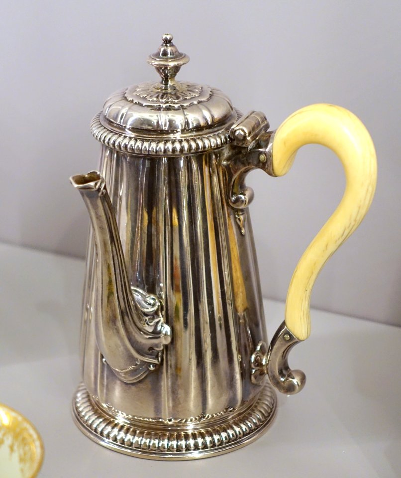 Coffee Pot, Paul de Lamerie, British, 1716-1720, silver, ivory - Fogg Art Museum, Harvard University - DSC01332
