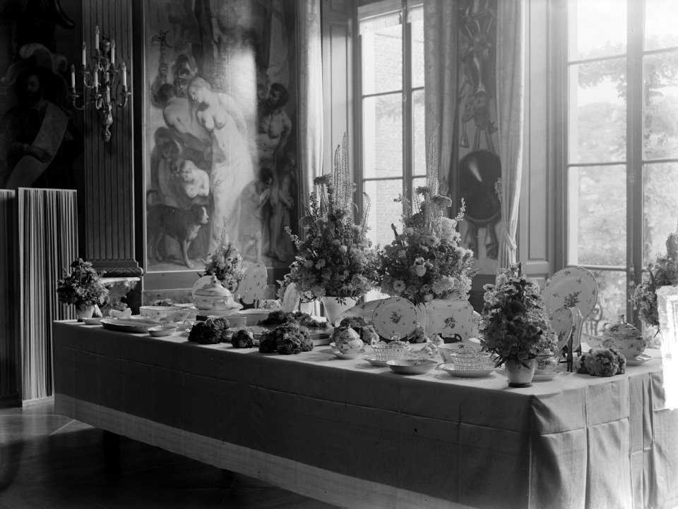 Cadeautafel in Paleis Huis ten Bosch ter gelegenheid van het 12,5 jarig huwelijk, Bestanddeelnr 903-4739