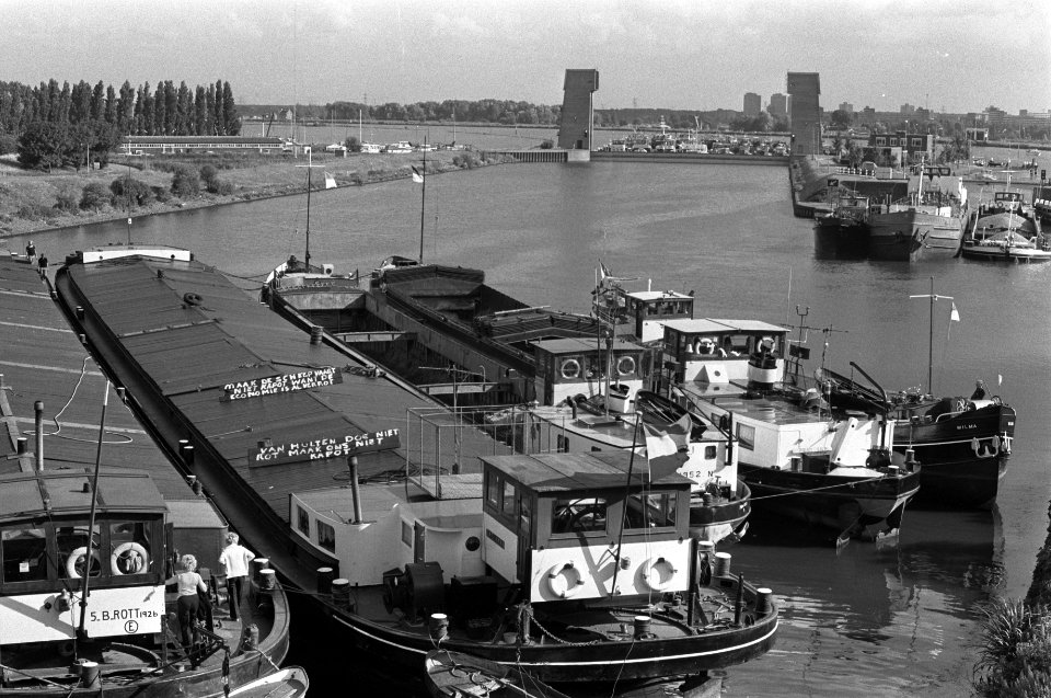 Blokkerende schepen op het Amsterdam-Rijnkanaal voor het IJ, Bestanddeelnr 928-1202