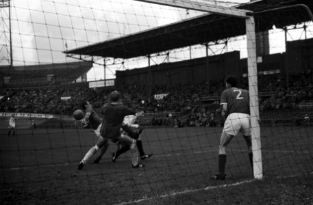 Blauw-Wit tegen Heracles 4-1, het enige doelpunt van Heracles keeper Heeswijk en, Bestanddeelnr 914-4521