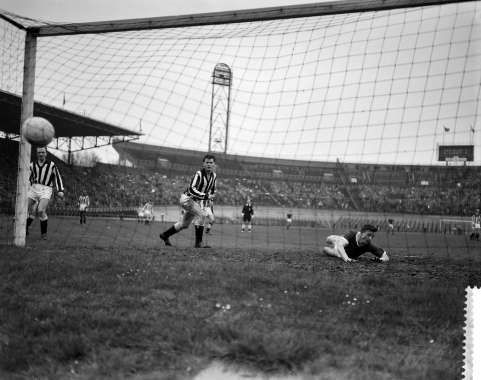 Blauw-Wit tegen Heracles 4-2 Vallend brengt Doeselaar de stand op 3-0, Bestanddeelnr 912-2993