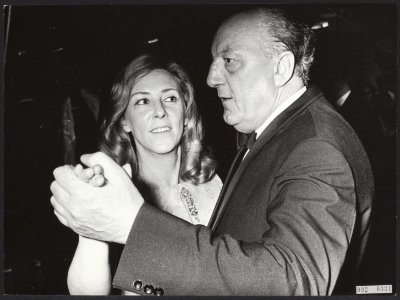 Boekenbal 68 in Stedelijk Museum . Schrijver Ed Hoornik en Mies Bouhys op de dan, Bestanddeelnr 092-0331