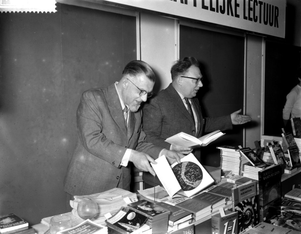 Boekenmarkt in de Bijenkorf schrijvers verkopen hun boek, Bestanddeelnr 910-1966