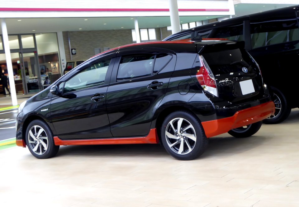 Black Toyota AQUA X-URBAN (NHP10) left
