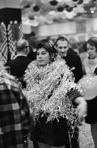 Boekenbal 1967 . Jonge vrouw gehuld in slingers, Bestanddeelnr 920-1081