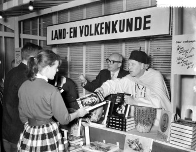 Boekenmarkt in de Bijenkorf schrijvers verkopen hun boek, Land en Volkenkunde …, Bestanddeelnr 910-1967