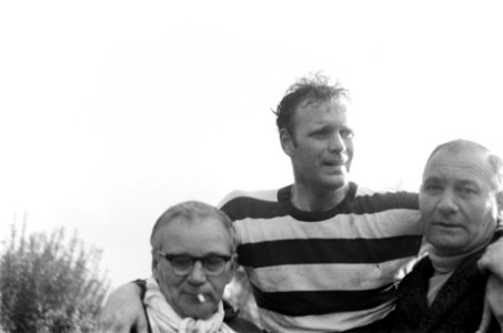 Blauw-Wit tegen Vitesse 2-1. Van Meeteren , aanvoerder Blauw-Wit, wordt geblesse, Bestanddeelnr 922-9554