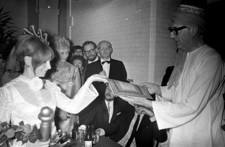 Boekenbal 68 in Stedelijk Museum . Schrijver Ed Hoornik op de dansvloer, Bestanddeelnr 921-2052