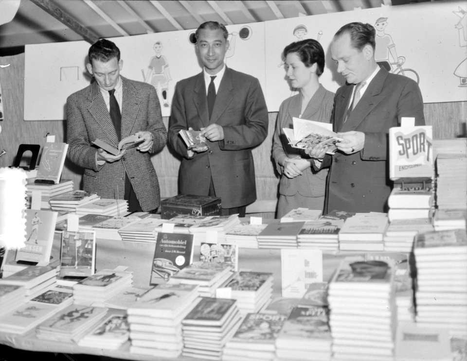 Boekenweek. Auteurs verkopen boeken Bijenkorf, midden Gotssnides, rechts Jan Sch, Bestanddeelnr 905-5857