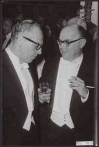 Boekenbal van de 31e Boekenweek. Wim Vrolijk in gesperk met schrijver Pierre Dub, Bestanddeelnr 094-0318