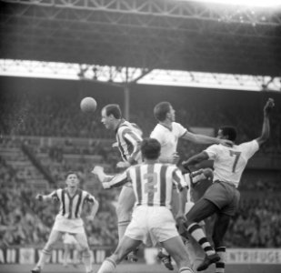 Blauw-Wit tegen Willem II 1-4, duel voor doel van Willem II op voorgrond Van Eld, Bestanddeelnr 917-7177