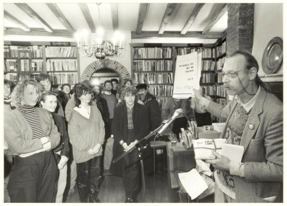 Boekhandel H.de Vries. Op de foto presenteert Simon Vinkenoog het Loesje-dagboek Een geweldige meid. NL-HlmNHA 54015480