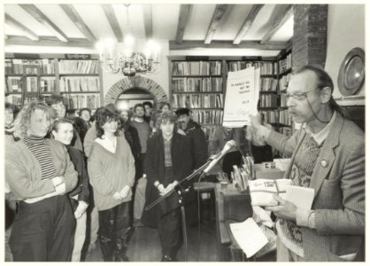 Boekhandel H.de Vries. Op de foto presenteert Simon Vinkenoog het Loesje-dagboek Een geweldige meid. NL-HlmNHA 54015480