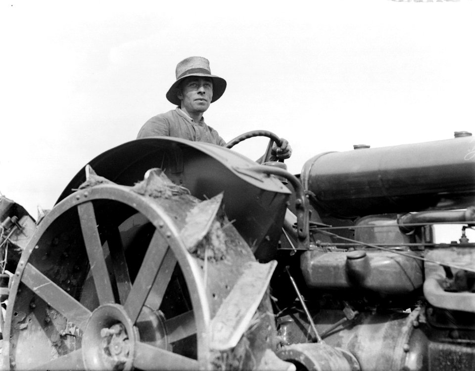Boer op tractor in de Anna Paulownapolder, Bestanddeelnr 252-0826