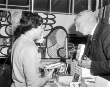 Boekenmarkt in de Bijenkorf te Amsterdam, Bestanddeelnr 918-9886