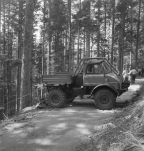 Bosbewerking, auto's, arbeiders, boswegen, werkzaamheden, Bestanddeelnr 253-5117