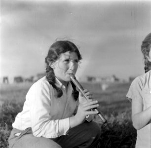 Blokfluitspelend meisje van het kinderorkest van het kinderdorp Ben Shemen, Bestanddeelnr 255-0496