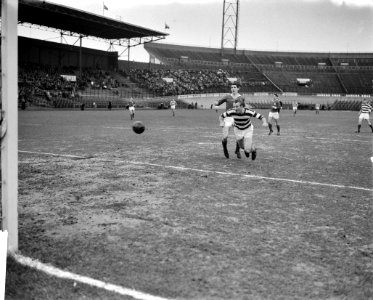 Blauw-Wit tegen MVV 3-1. Bleyenberg en Haenen in actie, Bestanddeelnr 913-4509