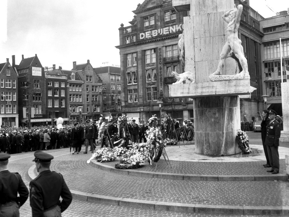 Bloemen en kransen bij Nationaal Monument op de Dam, Bestanddeelnr 917-7289