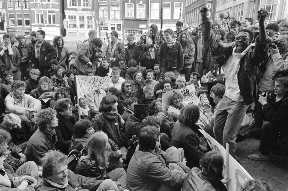 Blokkade Stadhuis Amsterdam in verband met installatie Centrumpartijraadslid me, Bestanddeelnr 933-6421