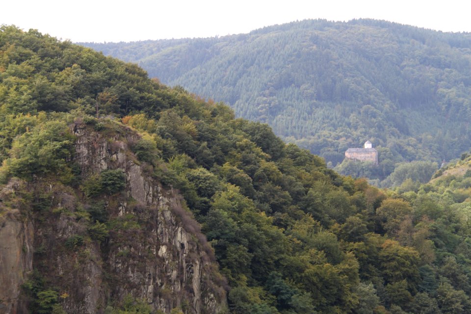 Blick von der Burg Are in Richtung Burg Kreuzberg