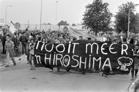 Blokkade UCN-fabriek in Almelo afgesloten met een grote demonstratie; demonstranten bij de UCN-fabriek met spandoek, Bestanddeelnr 931-5528