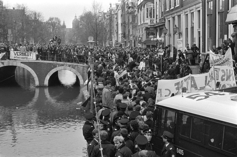 Blokkade Stadhuis Amsterdam in verband met installatie Centrumpartijraadslid de, Bestanddeelnr 933-6412