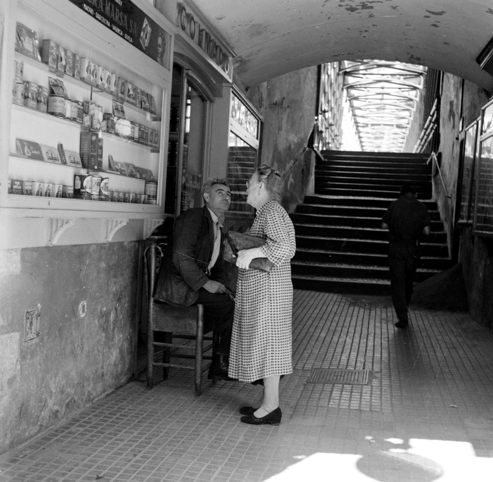 Blinde lotenverkoper in gesprek met een vrouw in een voetgangerstunnel aan de ri, Bestanddeelnr 254-0815