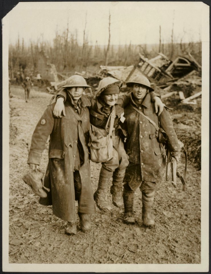 Bringing in an injured man, Bestanddeelnr 158-2601