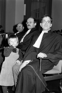 Blinde rechter mr. Romke de Vries in het Amsterdamse Paleis van Justitie geinsta, Bestanddeelnr 931-9861