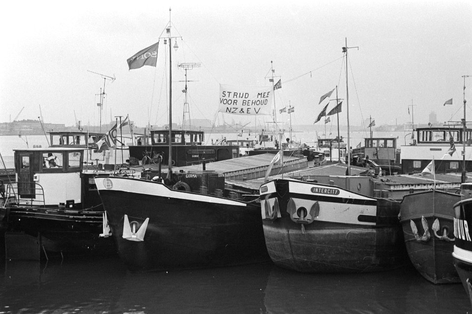 Blokkade van het Amsterdam-Rijnkanaal bij Oranje-sluizen, Bestanddeelnr 931-6188