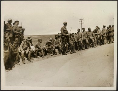 Britse soldaten met een groep Duitse krijgsgevangenen langs een weg, Bestanddeelnr 158-2318
