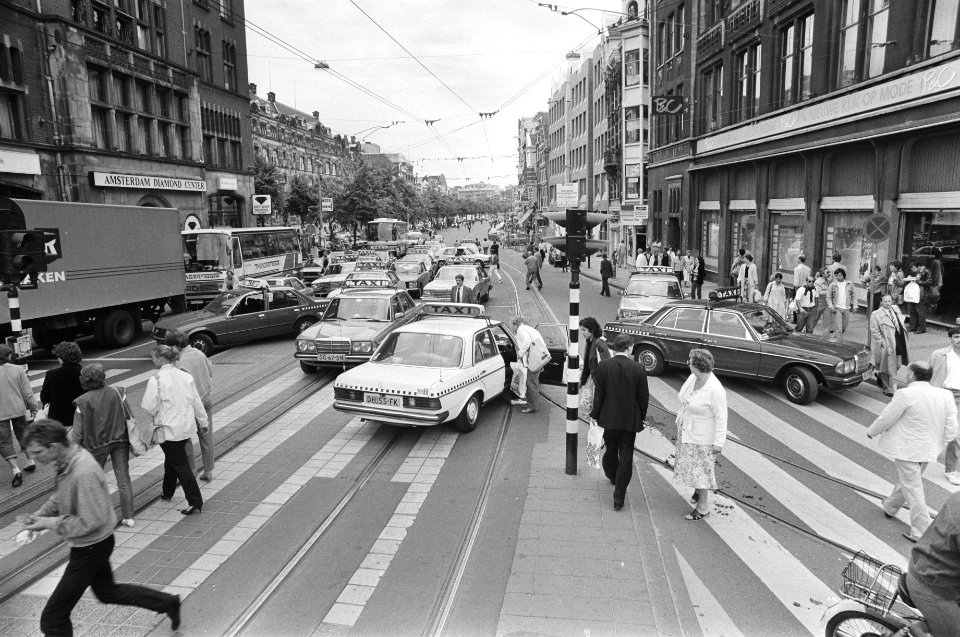 Blokkade taxichauffeurs taxichauffeurs tijdens blokkade op Dam, Bestanddeelnr 932-2357