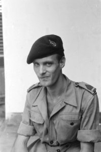 Britse cavalerie-militair met baret en baretinsigne, Bestanddeelnr 529-5-4