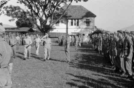 Brigadecommandant kolonel Van Langen groet het aangetreden bataljon, Bestanddeelnr 1630-1-1