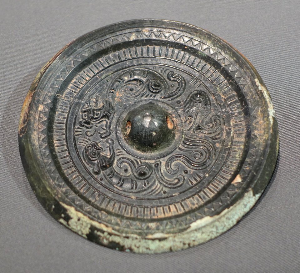 Bronze mirror with dragon and tiger motifs, Eastern Han dynasty, from M61 at the construction site of the former Guangzhou Cast Tube Factory, Xiwan Lu, Guangzhou - Hong Kong Museum of History - DSC00834