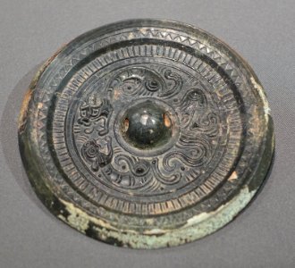 Bronze mirror with dragon and tiger motifs, Eastern Han dynasty, from M61 at the construction site of the former Guangzhou Cast Tube Factory, Xiwan Lu, Guangzhou - Hong Kong Museum of History - DSC00834