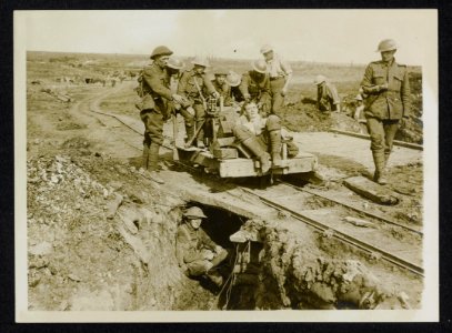 Bringing in a wounded Canadian on a truck from the battle of Courcelette, Bestanddeelnr 158-1109