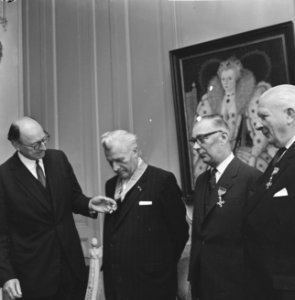 Britse Ambassadeur Sir Peter Garran reikte onderscheidingen uit, v.l.n.r. Britse, Bestanddeelnr 918-1800