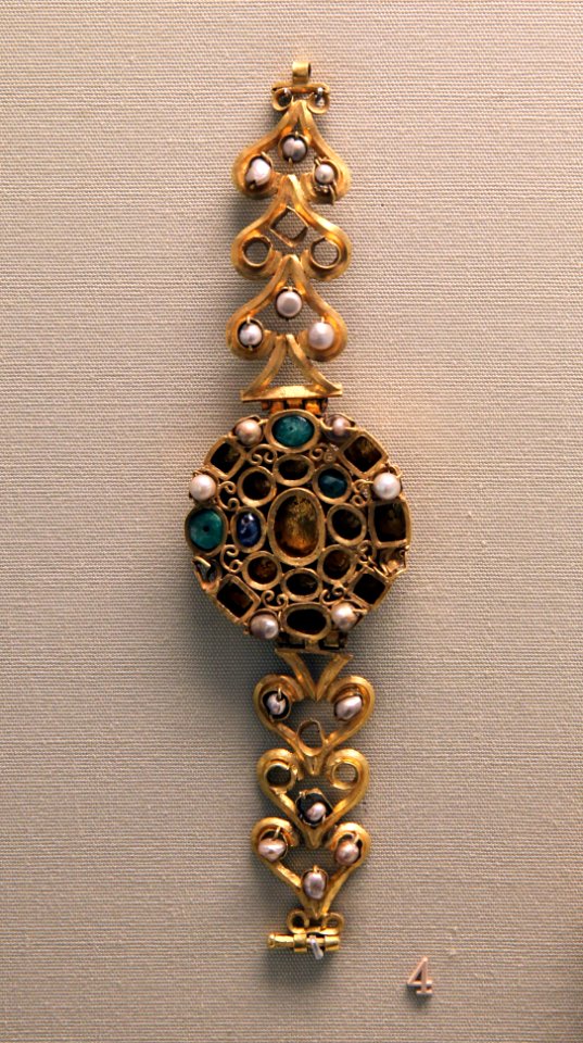 British Museum Roman Empire 18022019 Gold bracelet Pearls Emeralds Sapphires Openwork ivy-leaf bands 5876