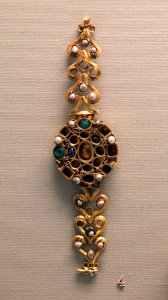 British Museum Roman Empire 18022019 Gold bracelet Pearls Emeralds Sapphires Openwork ivy-leaf bands 5876 photo