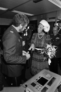 Brigadier Debets (links) met Koningin Beatrix (rechts). Geheel rechts Cees Peijs, Bestanddeelnr 931-0040