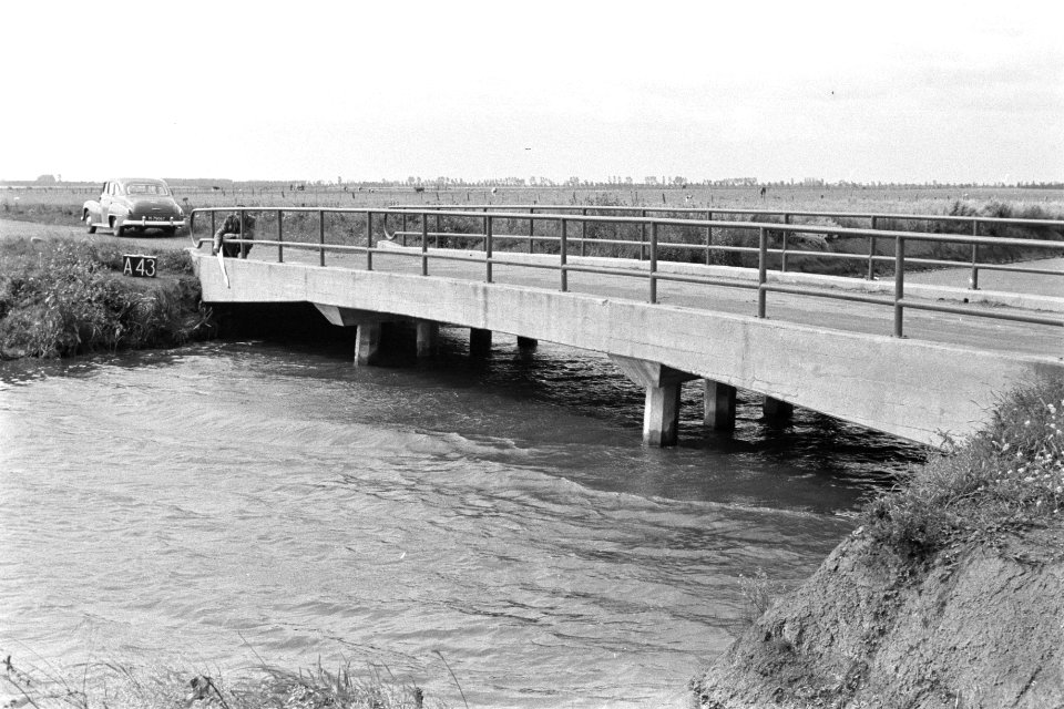 Brug bij Alphen over de Grote Wetering (ruilverkaveling Land van Maas en Waal), Bestanddeelnr 170-2287