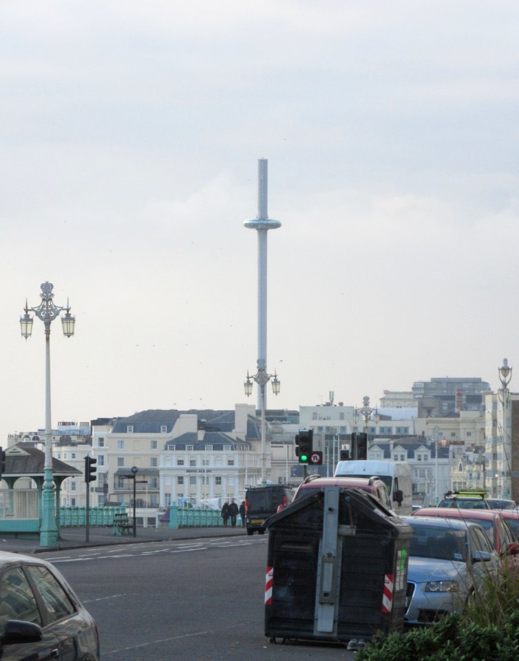 Brighton i360 seen from junction of Wyndham Street and Marine Parade, Brighton (December 2016)
