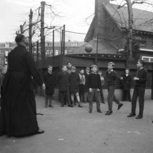 Broeder Bernada van de Sint Cornelisschool te Amsterdam geeft lessen voor de kom, Bestanddeelnr 912-2912