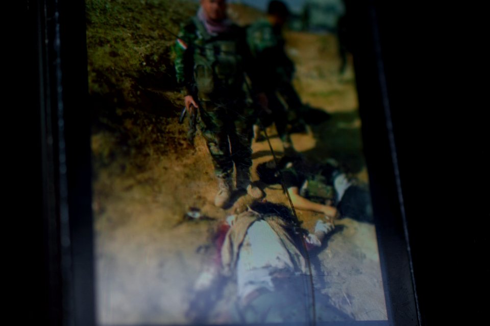 Body of an ISIS fighter found by a Peshmerga soldier 06