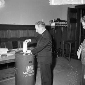 Bode Bonte brengt als eerste zijn stem uit op stembureau ten stadhuize te Rotter, Bestanddeelnr 917-8358