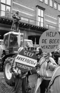 Boeren demonstreren in Den Haag tegen landbouwbeleid EEG boeren worden voor het , Bestanddeelnr 934-7270
