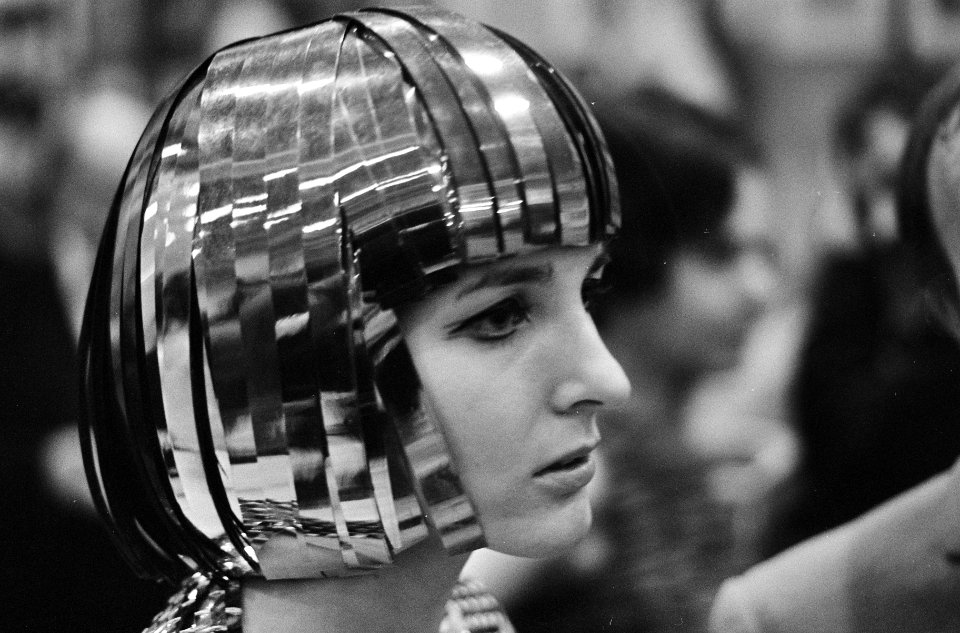 Boekenbal 1967, tijdens bal . Vrouw met bijzondere pruik, Bestanddeelnr 920-1086